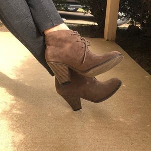 Hi I am selling these beautiful boots!